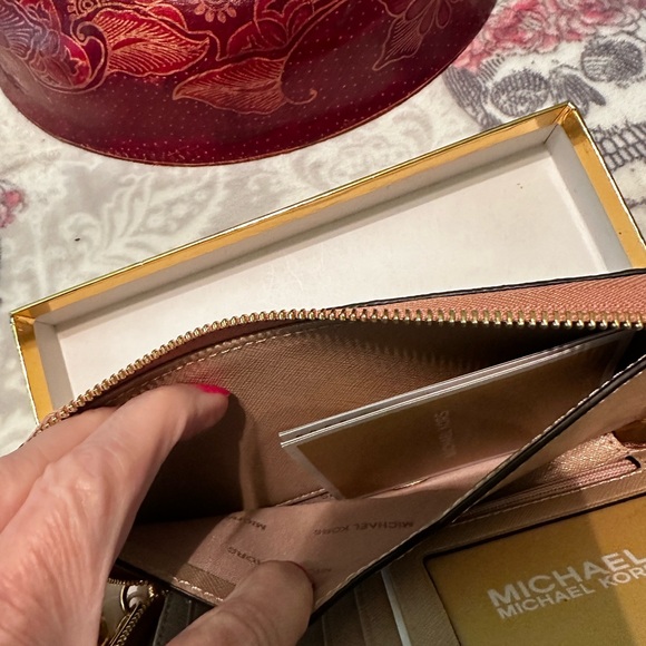 Michael Kors Saffiano Leather Trifold Wallet *GREAT CONDITION* - Picture 13 of 14